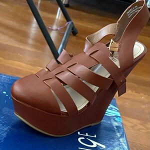 Rouge! Tan Wedge Sandals